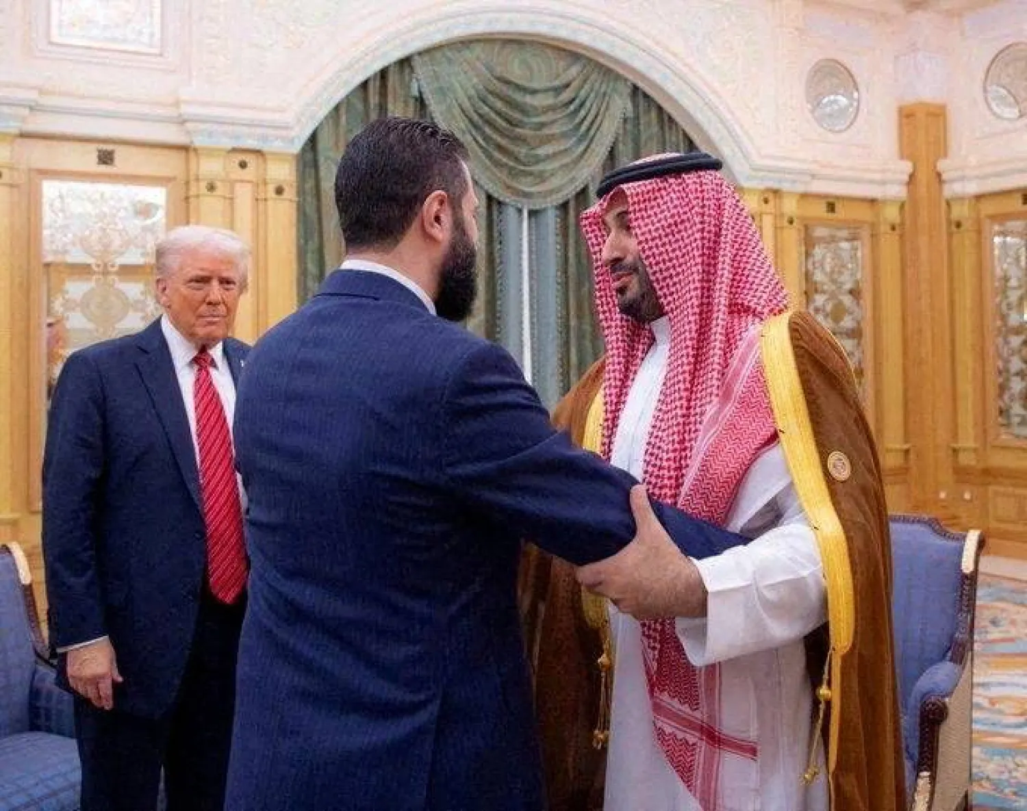 الأمير محمد بن سلمان يرحب بالرئيس السوري أحمد الشرع أمام أنظار الرئيس الأميركي دونالد ترمب في الرياض 14 مايو 2025 (رويترز)