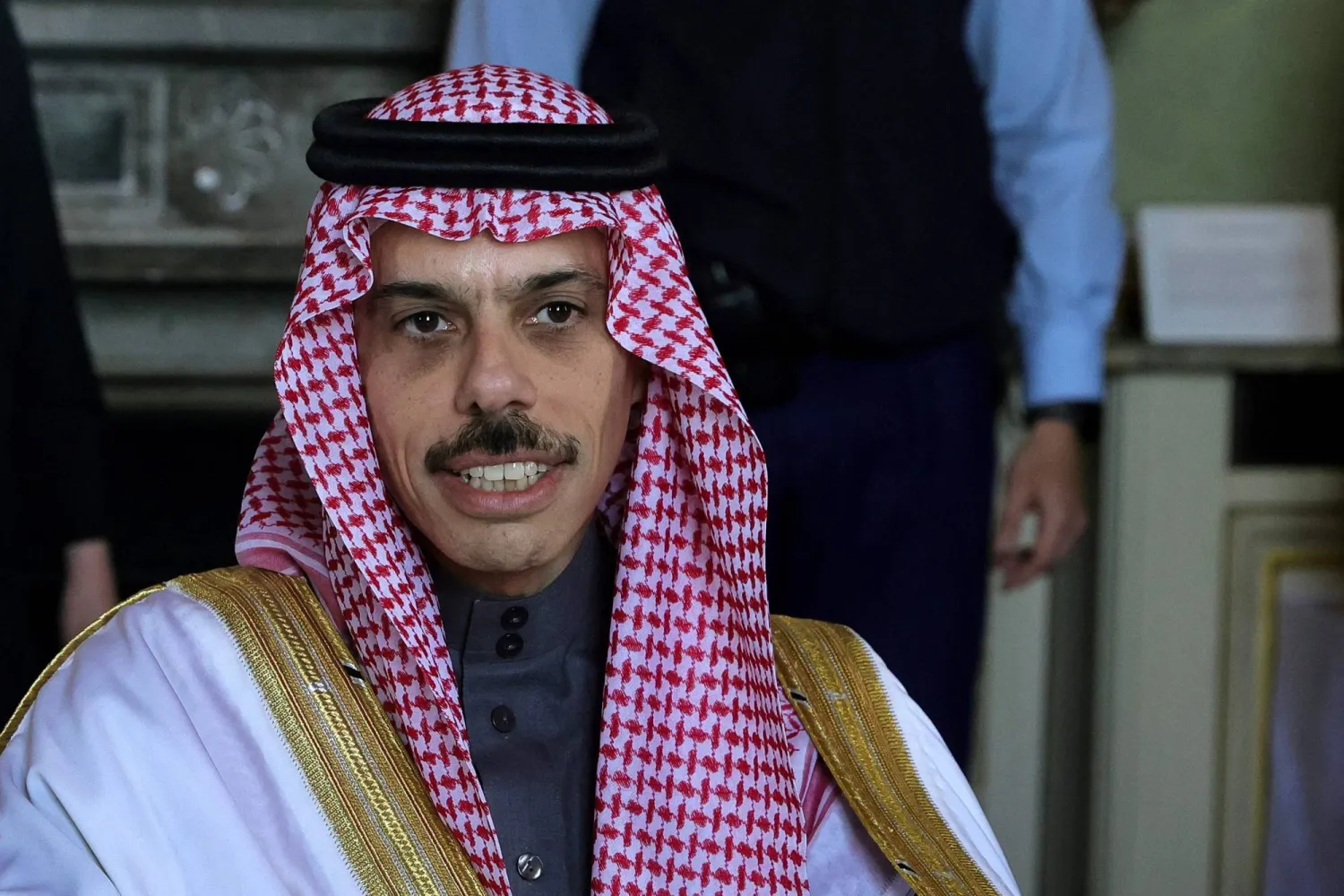 وزير الخارجية السعودي خلال اجتماع اللجنة الوزارية مع نظيره الفرنسي في باريس الجمعة (أ.ف.ب)