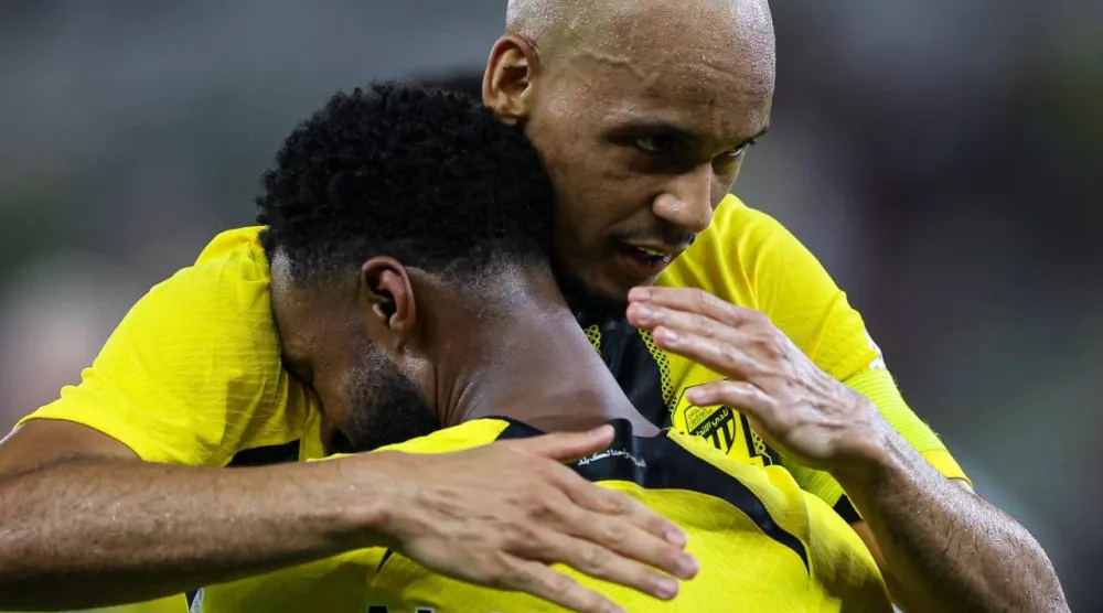 فابينهو يعانق الشنقيطي بعد نهاية المباراة (نادي الاتحاد)